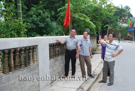 Thường trực HĐND huyện Lục Yên và thị trấn Yên Thế xuống cơ sở thăm hỏi, động viên những hộ dân hiến đất mở rộng đường giao thông.