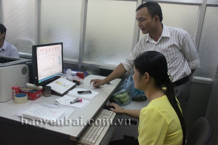 Cán bộ BHXH thành phố Yên Bái hướng dẫn đơn vị sử dụng phần mềm iBHXH.