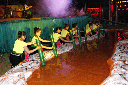 Một nghi thức lấy nước trong lễ hội Mường Lò. (Ảnh Thanh Miền)