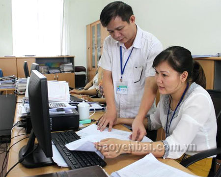 Cán bộ Chi cục Thuế huyện Văn Chấn công khai thông tin mức thuế tới 100% số hộ kinh doanh trên địa bàn.