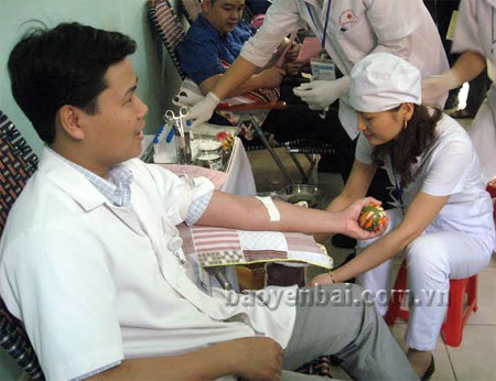 Bác sỹ Trần Quang Mạnh trong một  lần hiến máu nhân đạo.
