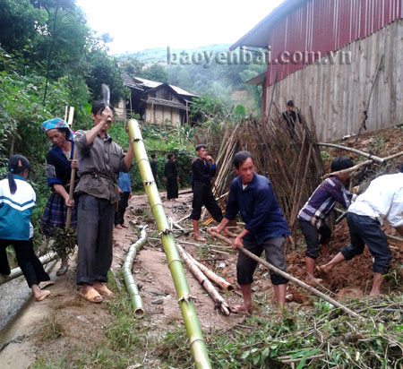 Người dân Khao Mang tham gia tu sửa, xây dựng cơ sở vật chất cho Trường Tiểu học & THCS bán trú Khao Mang.
