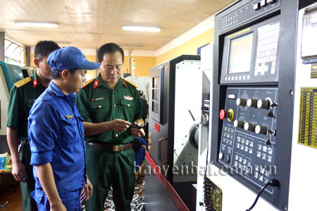 Đại tá, Giám đốc Nhà máy Z183 - Nguyễn Tiến Thành đang trao đổi với công nhân kỹ thuật CNC.