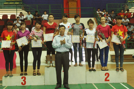 Ban tổ chức trao giải cho các vận động viên có thành tích cao tại Giải vô địch Bắn nỏ - Đẩy gậy tỉnh Yên Bái năm 2015.
