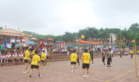 Trận thi đấu giữa hai đội nữ xã Cảm Nhân gặp thị trấn Yên Bình.
