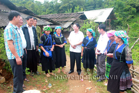 Lãnh đạo huyện Mù Cang Chải trao đổi về các chính sách an sinh xã hội, công tác giảm nghèo với người dân.
