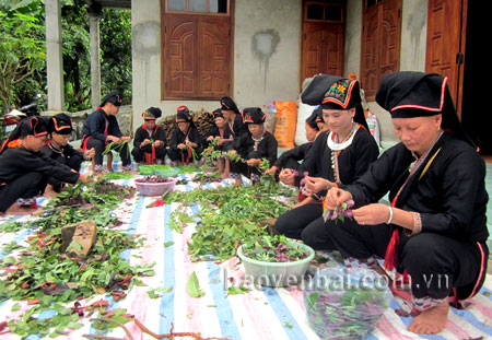 Nhóm thuốc nam của Hội Phụ nữ xã Viễn Sơn sơ chế thuốc nam phục vụ Lễ hội quế.
