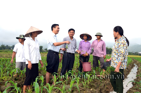 Lãnh đạo huyện Văn Chấn động viên nhân dân xã Hạnh Sơn gieo trồng vụ đông.