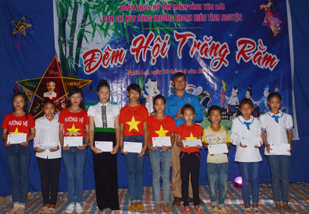 Ban Chỉ huy công trường thanh niên làm đường vành đai suối Thia tặng quà cho trẻ em nghèo xã Nghĩa Lợi