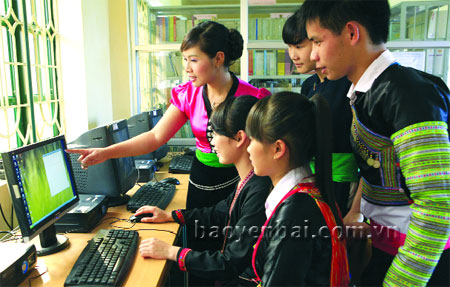 Học sinh Trường phổ thông Dân tộc nội trú THPT tỉnh trong giờ Tin học. (Ảnh: Thanh Ba)
