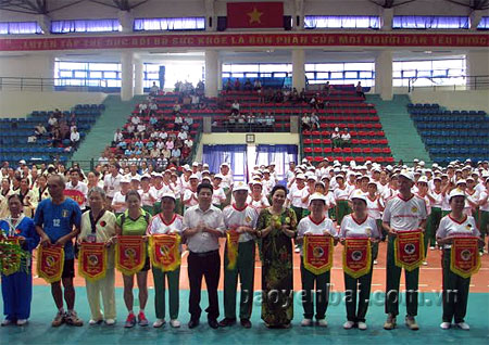 Đồng chí Ngô Thị Chinh trao cờ lưu niệm cho các CLB và các đội NCT tham gia biểu diễn và giao lưu các môn thể thao.
