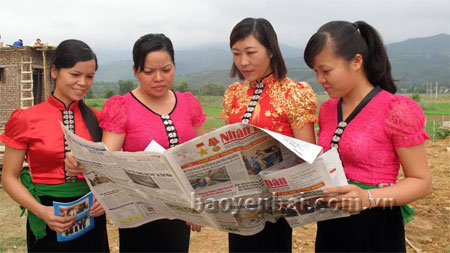 Cán bộ nữ dân tộc các xã vùng cao trong tỉnh tìm hiểu học tập nội dung Nghị quyết Trung ương 4 qua Báo Đảng.
