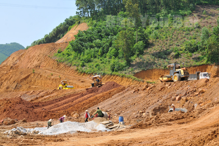 Công nhân Công ty TNHH Hiệp Phú (Tuyên Quang) đẩy nhanh tiến độ thi công đường nối nút giao IC12 cao tốc Nội Bài - Lào Cai với xã Việt Hồng, huyện Trấn Yên.