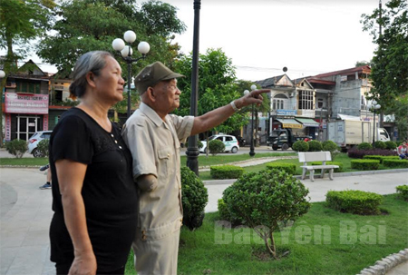 Ông Phạm Văn Xiển - cán bộ tiền khởi nghĩa cùng vợ trước vườn hoa phường Hồng Hà, thành phố Yên Bái địa danh lịch sử năm xưa.
