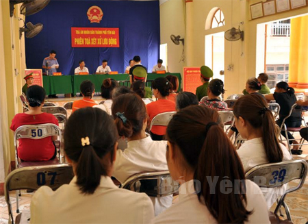 Quang cảnh Phiên toà xét xử lưu động một vụ án hình sự tại Trụ sở UBND phường Nguyễn Thái Học.
