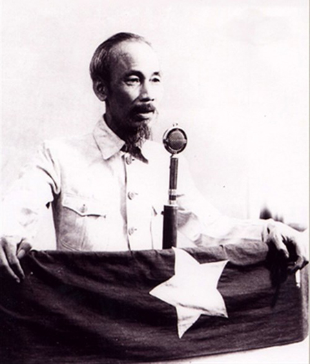 Chủ tịch Hồ Chí Minh đọc Tuyên ngôn Độc lập.