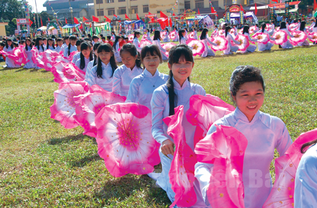 Học sinh Trường THPT Chu Văn An (Văn Yên) trong hoạt động tập thể ngoại khóa. (Ảnh: Quang Tuấn)