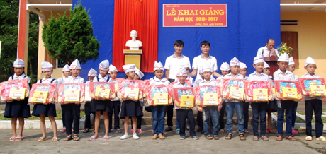 Đại diện Chi nhánh Tôn Hoa Sen Yên Bái trao quà cho các em học sinh hiếu học tại Trường Tiểu học xã Cường Thịnh (huyện Trấn Yên).