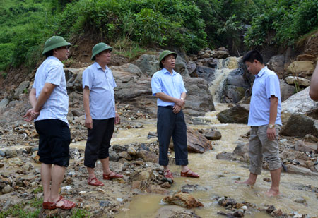 Đồng chí Phó Chủ tịch UBND tỉnh Nguyễn Văn Khánh kiểm tra công trình thủy lợi Phai Mòn, xã Thạch Lương, huyện Văn Chấn.

