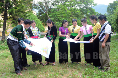 Hội viên phụ nữ trong huyện luôn tích cực học tập nâng cao trình độ.
Trong ảnh: Chị em tham gia lớp trung cấp địa chính mở tại huyện.