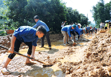 Đoàn viên, thanh niên huyện Trạm Tấu khắc phục sạt lở đất, thông đường sau cơn bão số 3. (Ảnh: Tư liệu)