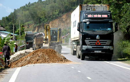 Sau khắc phục tạm thời đã giúp cho các phương tiện giao thông qua lại an toàn, thuận lợi.
