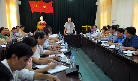 Đồng chí Nguyễn Chiến Thắng phát biểu tại buổi làm việc với các huyện, thị phía Tây tại thị xã Nghĩa Lộ.