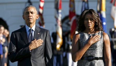 Tổng thống Obama và phu nhân dành 1 phút mặc niệm những nạn nhân vụ khủng bố 11/9 vào năm ngoái.