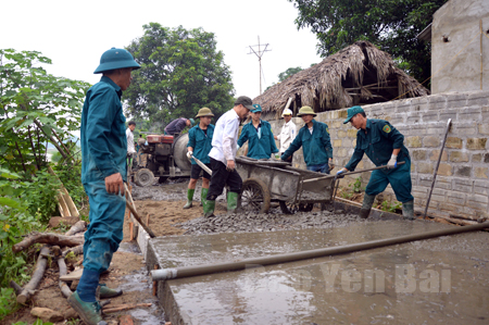 Dân quân xã Đào Thịnh cùng nhân dân bê tông hóa tuyến đường thôn 1.