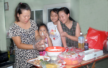 Chị Vũ Thị Như Nguyệt với công việc quen thuộc tạo ra sản phẩm bánh Trung thu hấp dẫn được nhiều khách hàng ưa chuộng.
