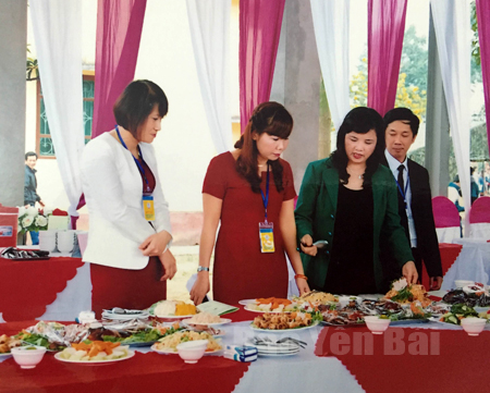 Chị Trần Thị Minh Đức (thứ hai, bên phải) luôn tâm niệm và tạo dựng nhà hàng của mình với phong cách làm việc chuyên nghiệp, thân thiện và văn minh.
