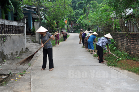 Hội viên Chi hội Phụ nữ khu dân cư Thống Nhất vệ sinh đường phố sạch đẹp.
