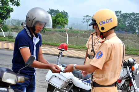 Cảnh sát giao thông thị xã Nghĩa Lộ tăng cường kiểm tra trên các tuyến đường.