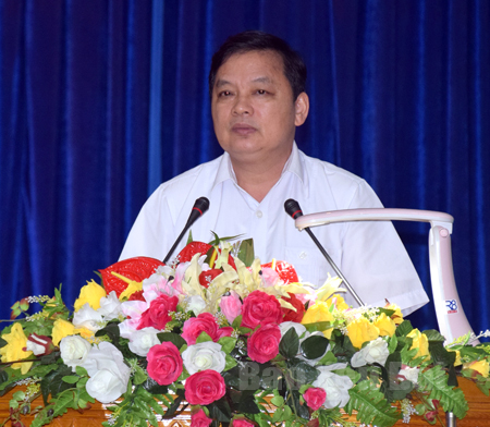 Đồng chí Dương Văn Thống - Phó Bí thư Thường trực Tỉnh ủy, Trưởng đoàn Đại biểu Quốc hội khóa XIV tỉnh Yên Bái phát biểu kết luận Hội nghị.