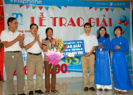 Ông Vũ Ngọc Hải - Giám đốc Phòng bán hàng Trấn Yên (VNPT - Vinaphone Yên Bái) trao thưởng cho khách hàng Hà Thị Ngoan ở xã Hồng Ca.