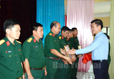 Thay mặt lãnh đạo UBND tỉnh, đồng chí Nguyễn Chiến Thắng đã tặng Bằng khen cho 17 tập thể và 19 cá nhân có thành tích xuất sắc trong 20 năm thực hiện Pháp lệnh về lực lượng DBĐV.
