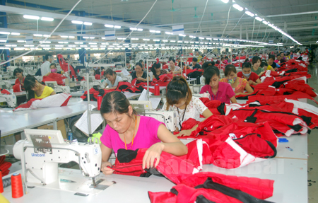 Công nhân làm việc trong dây chuyền may xuất khẩu của Công ty TNHH DaeSeung Global Hàn Quốc huyện Yên Bình. (Ảnh: Mạnh Cường)