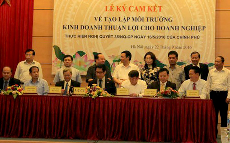 18 chủ tịch và 3 phó chủ tịch của 21 tỉnh  đã ký cam kết với Phòng Thương mại và công nghiệp Việt Nam về việc tạo lập môi trường kinh doanh thuận lợi cho các doanh nghiệp.