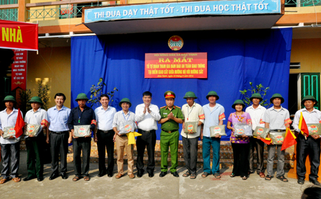 Các đồng chí lãnh đạo Hội Nông dân tỉnh, Sở Giao thông vận tải tỉnh trao tặng trang thiết bị cho Tổ tự quản.
