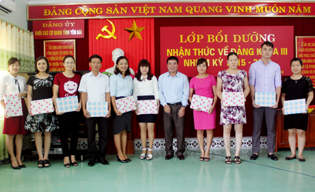 Lãnh đạo Đảng ủy Khối các cơ quan tỉnh khen thưởng các học viên có thành tích xuất sắc trong khóa học.

