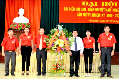 Bí thư Huyện ủy Văn Chấn Trần Văn Mộc tặng hoa chúc mừng Đại hội Chữ thập đỏ Việt Nam huyện Văn Chấn khóa VI, nhiệm kỳ 2016 - 2021.