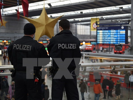 Cảnh sát Đức tuần tra tại nhà ga trung tâm Munich.