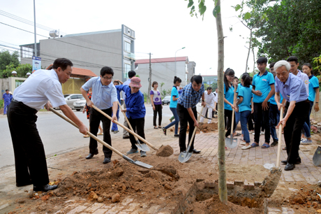 Phó Chủ tịch UBND tỉnh Nguyễn Văn Khánh cùng lãnh đạo các sở, ban, ngành tham gia trồng cây tại đường Ngô Minh Loan, phường Hợp Minh.