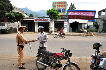 Cảnh sát giao thông huyện Văn Chấn tăng cường kiểm tra trên các tuyến đường.
