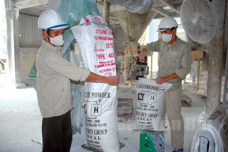 Công nhân Công ty cổ phần Xi măng và Khoáng sản Yên Bái đóng gói bao bì sản phẩm.
