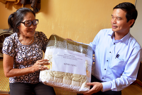 Đồng chí Dương Văn Tiến – Phó Chủ tịch UBND tỉnh thăm, động viên, tặng quà cho NCT cô đơn không nơi nương tựa tại Trung tâm Công tác xã hội và Bảo trợ xã hội tỉnh