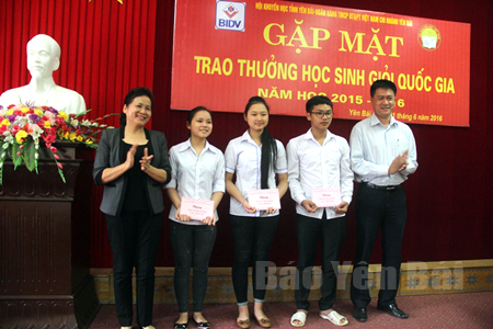 Đồng chí Ngô Thị Chinh - Chủ tịch Hội Khuyến học tỉnh cùng lãnh đạo Ngân hàng Đầu tư và Phát triển Chi nhánh tỉnh Yên Bái trao phần thưởng cho học sinh đạt giải học sinh giỏi quốc gia năm học 2015 - 2016.