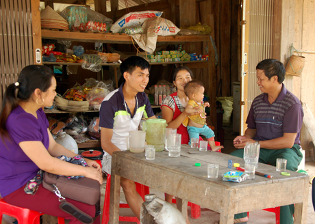 Lãnh đạo xã Phong Dụ Thượng thăm hỏi đời sống người dân định cư tại điểm định canh định cư tập trung thôn Khe Mạ.