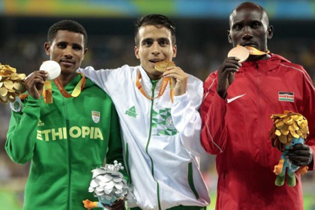 Từ trái sang: Tamiru Demisse (Algeria), Abdellatif Baka (Ethiopia) và Henry Kirwa (Kenya) trên bục nhận huy chương.