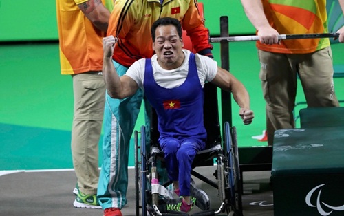 Đô cử Lê Văn Công lần đầu tiên đoạt huy chương vàng Paralympic.